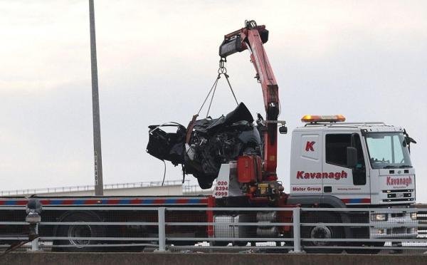 IMPACT NIMICITOR!! Un camion românesc a transformat într-un MORMAN DE FIARE un Nissan Qasqai, după ce a greşit drumul. Doi oameni se zbat între viaţă şi moarte
