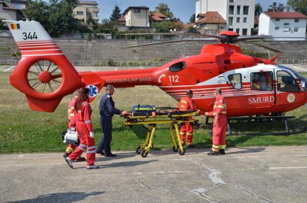 Un tânăr din Vaslui a fust RUPT în bătaie şi abandonat aproape mort pe marginea drumului. Elicopterul SMURD l-a preluat în comă şi l-a dus la Iaşi