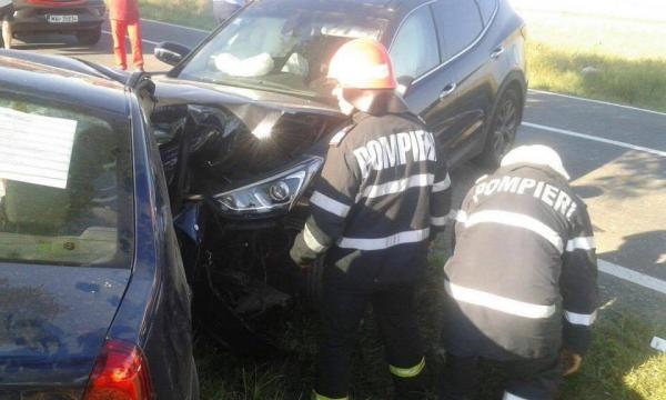 GRAV ACCIDENT rutier în judeţul Tulcea! O persoană e încarcerată după o ciocnire violentă între două autoturisme
