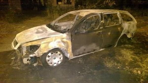 Incendiu violent în Baia Mare: O maşină parcată în afara unei şosele a ars în totalitate