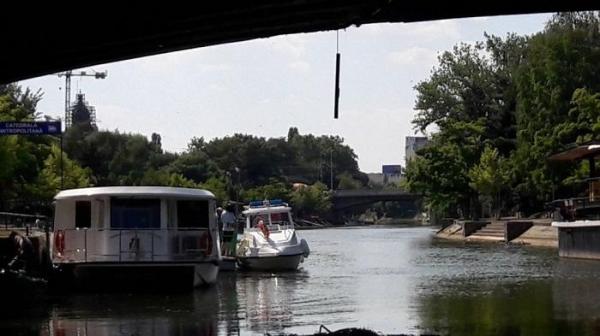 REFUGIAŢI găsiţi sub un pod, în Timişoara! Poliţiştii care patrulau pe Canalul Bega au fost luaţi prin surprindere