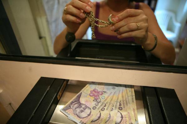 Jaf ca la carte într-un amanet din Bacău. O angajată a furat mii de grame de aur