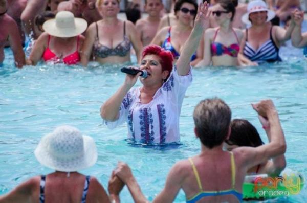 Se întâmplă în România! Hora din piscina de la Băile Felix a cucerit Internetul. VIDEO VIRAL
