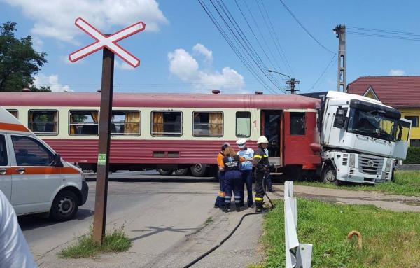 Un tren de călători a INTRAT DIRECT într-un TIR, la BIstriţa, miercuri la prânz