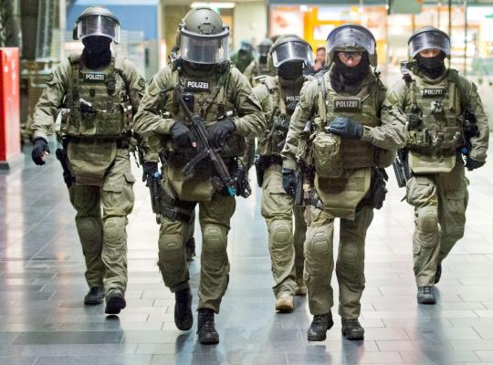 GRĂDINIȚĂ EVACUATĂ de URGENȚĂ, după ce un copil a adus în clasă O BOMBĂ! Băiatul habar n-avea ce e și a pus-o pe ETAJERĂ