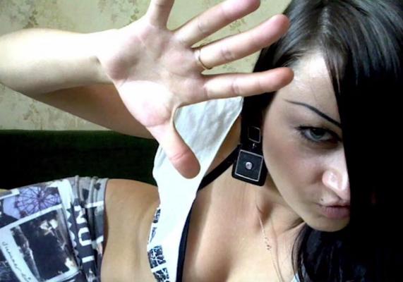 O tânără de 28 de ani şi-a BĂTUT CRUNT mama, a legat-o, apoi şi-a UCIS bunica! A înjunghiat-o cu furculiţa până a murit. Şi asta nu e tot ... (VIDEO)