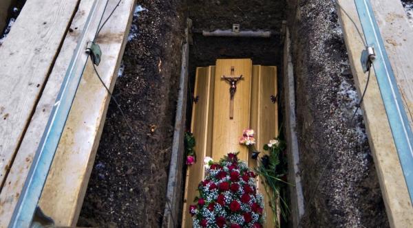 Descoperire MACABRĂ în stradă: Un trecător a găsit un coşciug abandonat, în care se aflau organele unui bebeluş