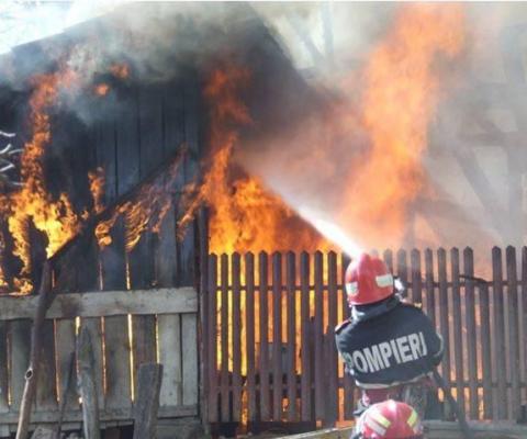 Un copil de 5 ani e în stare critică, după ce A DAT FOC unui fânar şi grajdului cu animale!