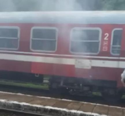 Incident feroviar între Predeal-Braşov. Un tren cu zeci de călători la bord a luat foc!