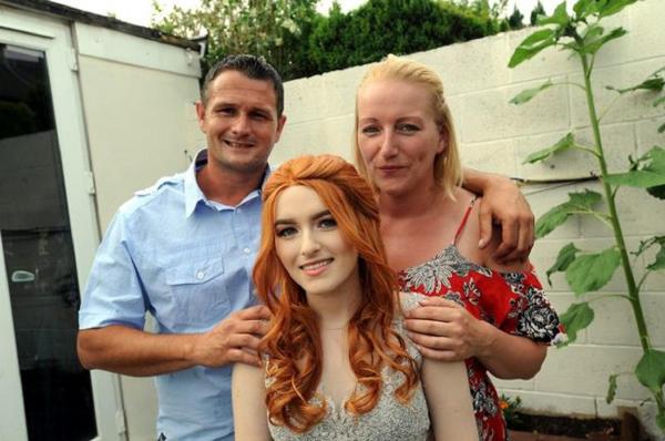 Gestul impresionant făcut de o mamă pentru fiica sa bolnavă de cancer. Momentul unic trăit de adolescenta de 16 ani în seara balului de absolvire