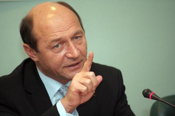 Traian Băsescu, acuzaţii grave la adresa lui Dragnea: "Este intangibil ca urmare a partidelor de tenis şi chermezelor cu Ponta, Ghiţă, Coldea, Maior, Kovesi la vilele SRI"