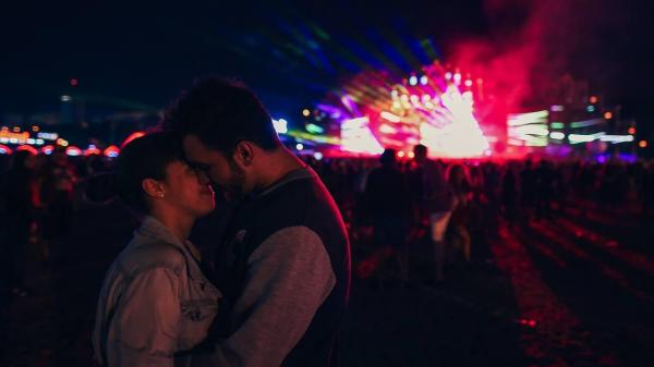 Efectul Neversea. Inimile a zeci de mii de oameni au bătut la unison în prima zi a festivalului. Unii au legat chiar şi poveşti de dragoste