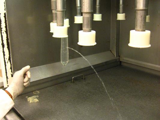 SCANDAL la CLUJ, după ce mai multe persoane au reclamat că au cumpărat PREZERVATIVE GĂURITE. Inspectorii OPC au dat sancțiuni URIAȘE