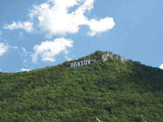 Descoperire macabră la Braşov! Cadavru în stare avansată de descompunere, găsit de turişti francezi pe Muntele Tâmpa