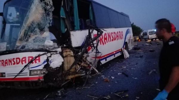 ACCIDENT TERIBIL la Arad, în urmă cu puţin timp! Mai mulţi MORŢI şi RĂNIŢI, după ce un autocar s-a ciocnit violent cu un microbuz. A fost activat PLANUL ROŞU (VIDEO)