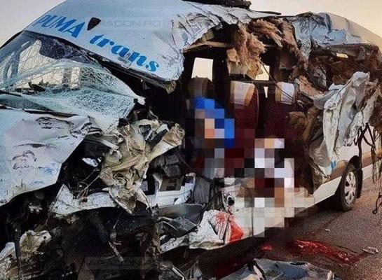 CARNAGIU PE ŞOSEA. Care a fost cauza teribilului accident în urma căruia doi oameni au murit pe loc, iar alţi trei se zbat între viaţă şi moarte!