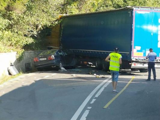 ACCIDENT GRAV pe DN1, în urmă cu puţin timp! Un şofer a adormit la volan şi s-a izbit frontal cu un TIR. Circulația este BLOCATĂ între Huedin și Oradea (VIDEO)