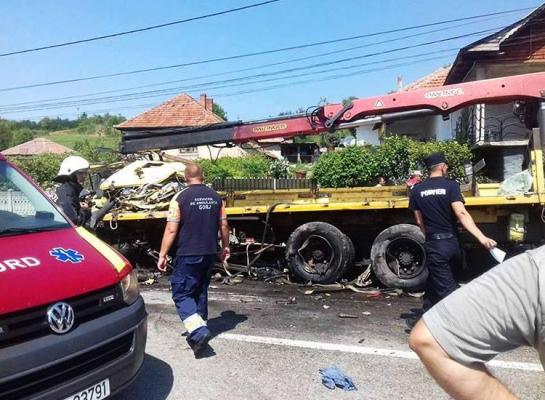 TRAGEDIE PE ŞOSEA. Doi MORŢI după ce o MACARA şi o AUTOBASCULANTĂ s-au lovit frontal - GALERIE FOTO