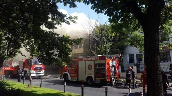 INCENDIU puternic  la o vilă din cartierul Primăverii din Capitală!
