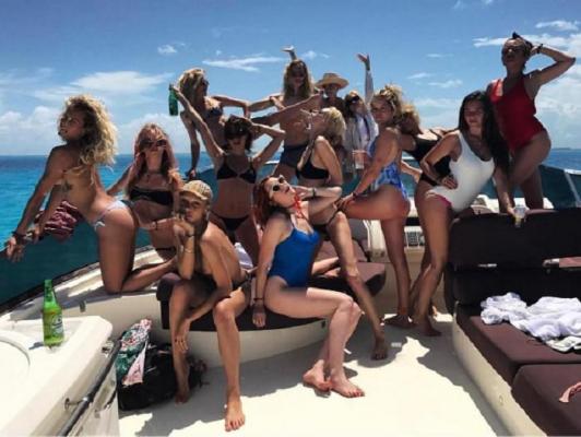 Imagini INCENDIARE! Cele mai renumite fotomodele ale momentului au sărbătorit-o pe Cara Delevingne, în cea mai demențială vacanță