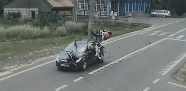 Accident uluitor în Mureș: un motociclist și pasagerul său zboară peste o mașină, după un impact violent