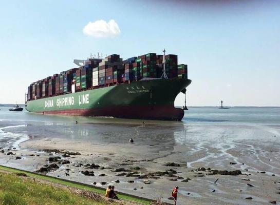 Traficul într-unul din cele mai mari porturi din Europa a fost BLOCAT după ce o navă de 365 de metri A EŞUAT - VIDEO