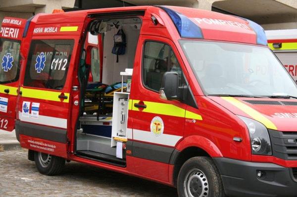 VIOLENŢĂ IEŞITĂ DIN COMUN. Doi adolescenţi şi-au bătut unchiul şi l-au lovit cu toporul pentru a-i fura adidaşii din picioare!