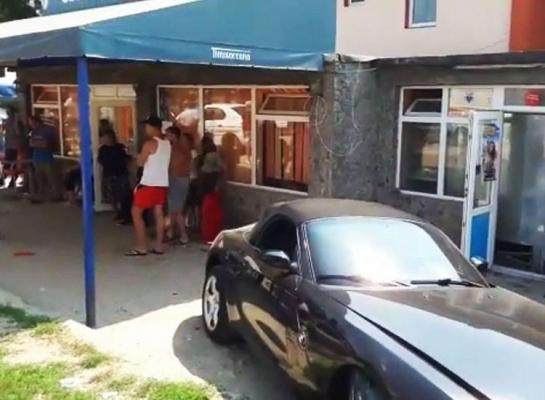 ACCIDENT ÎNGROZITOR. Un BMW scăpat de sub control a SPULBERAT un grup de oameni aflaţi pe o terasă - VIDEO