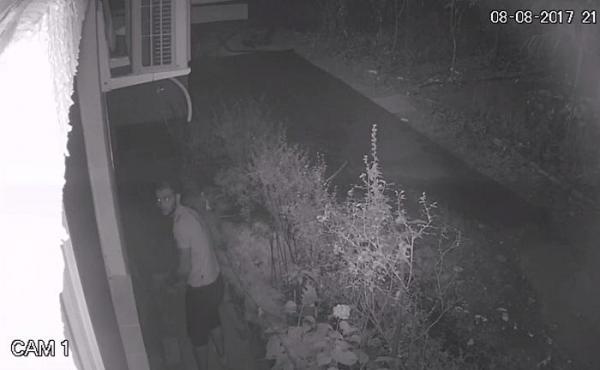 Hoţ celebru din Timişoara, filmat pas cu pas în timp ce sparge un apartament, când proprietarii sunt în casă! (VIDEO)