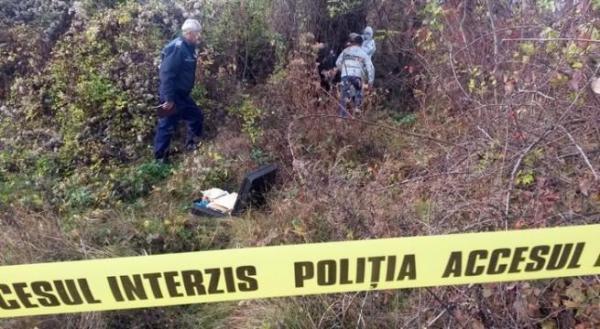 Un bărbat din Bistrița s-a dus în pădure să caute alune și-a găsit un mort. Cadavrul în stare de putrefacție al unei persoane zăcea răstignit de un copac
