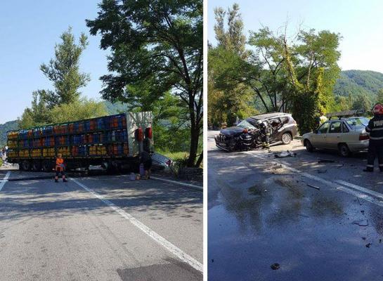 Impact VIOLENT între trei autoturisme şi o maşină cu BUTELII! Şase oameni au fost răniţi - GALERIE FOTO