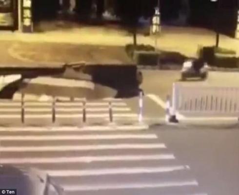 Un bărbat a căzut cu scuterul într-o groapă adâncă de câţiva metri după ce şoseaua s-a surpat - VIDEO