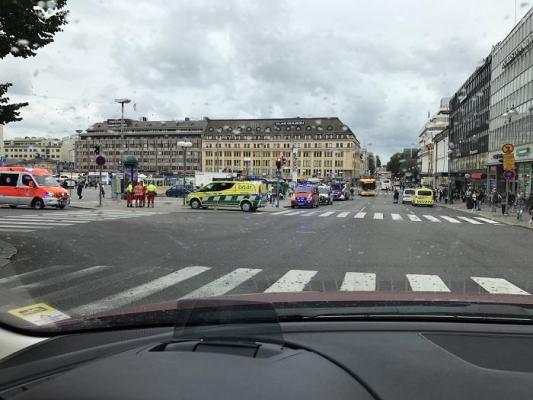 ATAC ARMAT la Turku, în Finlanda! Doi morți şi cel puţin 8 răniţi. Poliţia a împuşcat un bărbat care a ÎNJUNGHIAT mai mulţi trecători, în centrul oraşului