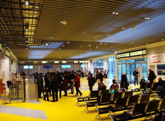 Aproape 200 de oameni sunt BLOCAŢI pe aeroportul din Iaşi după ce avionul lor s-a defectat pe pistă!