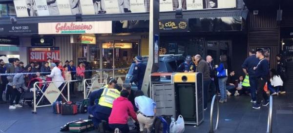O maşină A LOVIT ÎN PLIN mai mulţi oameni într-o zonă aglomerată din Sydney. Sunt mai mulţi răniţi