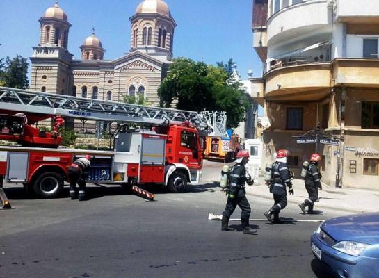 Intervenţie de URGENŢĂ în centrul istoric al Constanţei! Acoperişul unei clădiri a fost cuprins de flăcări - FOTO/VIDEO