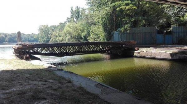 A început amplasarea PODULUI plutitor sub pasarela din Parcul Herăstrău!