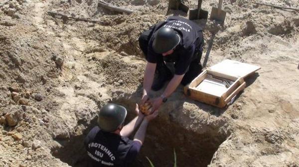 A trăit ani la rând cu PERICOLUL DE MOARTE lângă casă! Descoperirea ULUITOARE făcută de un localnic vrâncean, în propria CURTE!