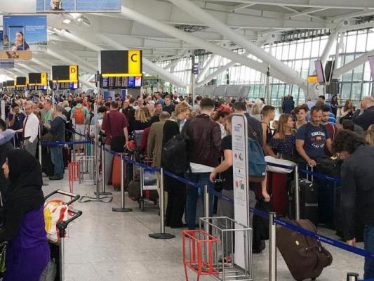 HAOS pe aeroporturile din Londra! Mii de pasageri au rămas blocaţi pe Heathrow şi Gatwick din cauza unei noi defecţiuni tehnice, la British Airways