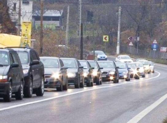Se circulă bară la bară pe Valea Prahovei și pe Transfăgărășan! Care sunt rutele ocolitoare recomandate de polițiști