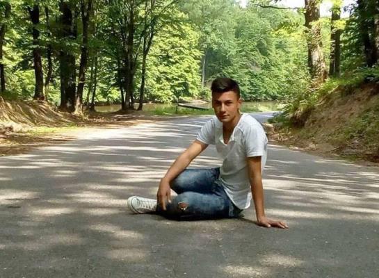 Un tânăr de 17 ani a fost UCIS pe trotuar de un şofer fără permis: 'Ai lăsat multă durere în urma ta!'