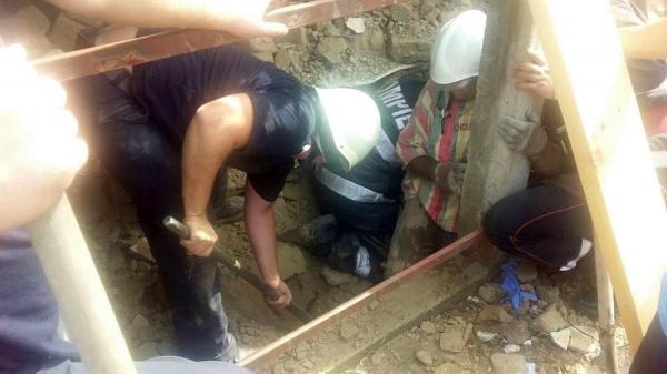 Pericol de explozie la Bacău. Un bărbat care făcea reparaţii a reuşit să dărâme casa peste el şi să distrugă magistrala de gaz