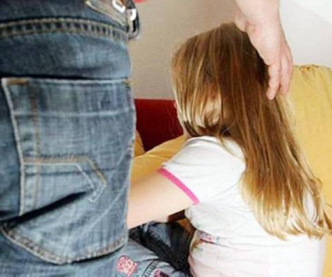 Fetiţă de 12 ani, din Timișoara, învățată de un tânăr din București cum să îşi UCIDĂ părinţii. "Iubirea vieții ei" a convins-o apoi să se sinucidă