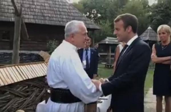 Emmanuel Macron şi-a încheiat vizita la Bucureşti la Muzeul Satului şi a anunţat că va veni şi anul viitor în România (VIDEO)