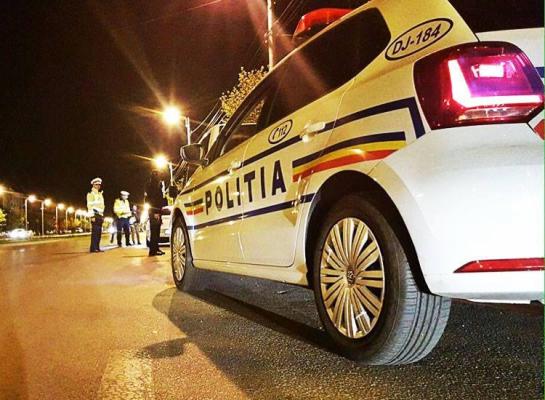 ACCIDENT GRAV. Un şofer a murit după ce a adormit la volan, iar maşina a DISTRUS un zid de BETON şi s-a oprit într-un copac!