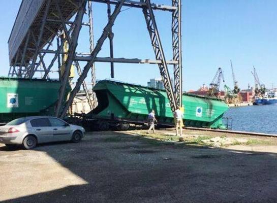 ACCIDENT ÎN PORTUL CONSTANŢA. Un tren a rămas SUSPENDAT deasupra apei după ce a DERAIAT - FOTO