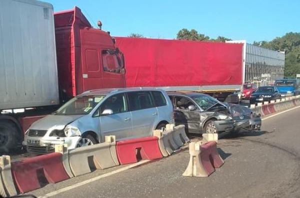 PRĂPĂD! Un Tir a trecut prin balizele de plastic şi a intrat pe contrasens, izbind cinci autoturisme, pe şoseaua de centură a Capitalei