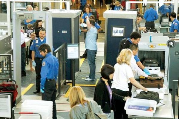 Descoperire ŞOCANTĂ în aeroport! Ce au descoperit autorităţile în bagajul unui bărbat care se întorcea din Africa. Viaţa tuturor pasagerilor a fost pusă în PERICOL!
