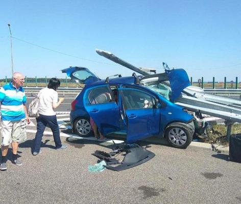 Accident GROAZNIC pe Autostrada Soarelui, o maşină a fost STRĂPUNSĂ de bara de protecţie de pe marginea şoselei