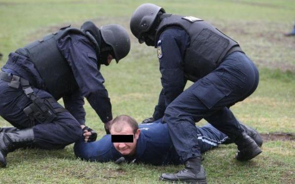 Teroare la Botoșani. Un bărbat a ieșit cu TOPORUL pe stradă și a început să dea în stânga și în dreapta. Au intervenit TRUPELE SPECIALE!